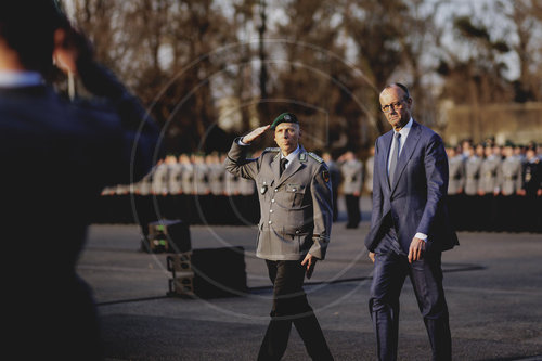 Bundeskanzler Merz verleiht Fahnenband an das Wachbataillon