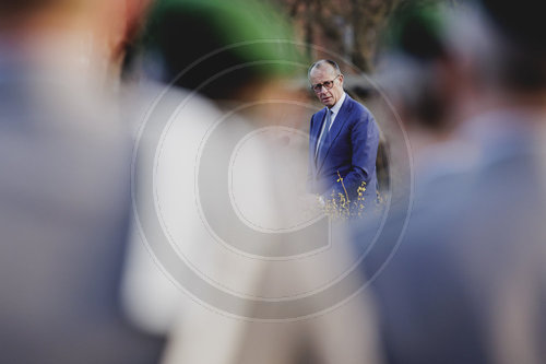 Bundeskanzler Merz verleiht Fahnenband an das Wachbataillon