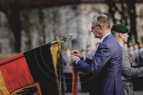 Bundeskanzler Merz verleiht Fahnenband an das Wachbataillon