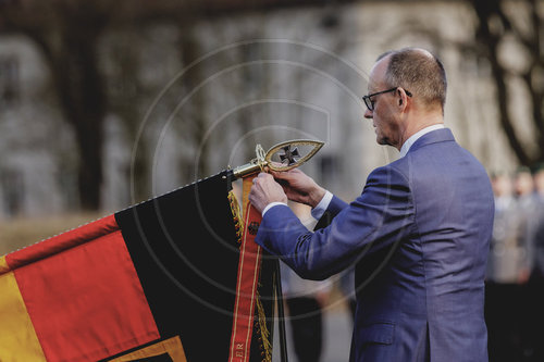Bundeskanzler Merz verleiht Fahnenband an das Wachbataillon
