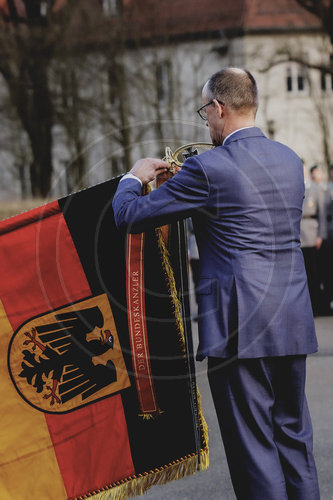 Bundeskanzler Merz verleiht Fahnenband an das Wachbataillon