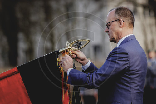 Bundeskanzler Merz verleiht Fahnenband an das Wachbataillon