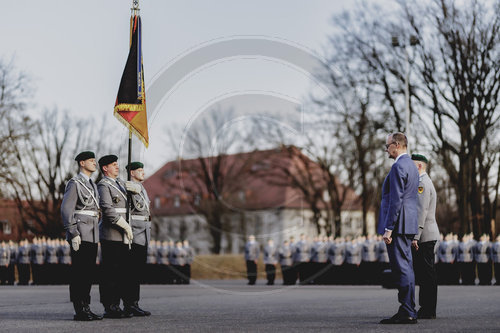 Bundeskanzler Merz verleiht Fahnenband an das Wachbataillon