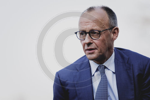 Bundeskanzler Merz verleiht Fahnenband an das Wachbataillon