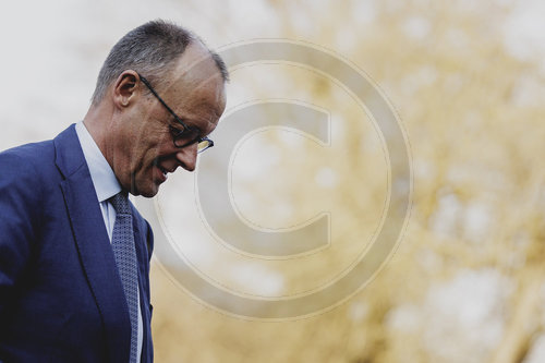 Bundeskanzler Merz verleiht Fahnenband an das Wachbataillon