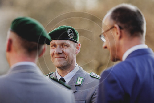 Bundeskanzler Merz verleiht Fahnenband an das Wachbataillon
