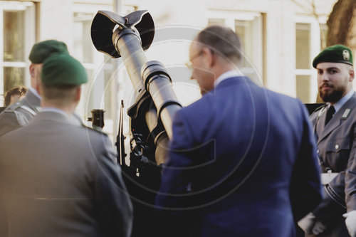 Bundeskanzler Merz verleiht Fahnenband an das Wachbataillon