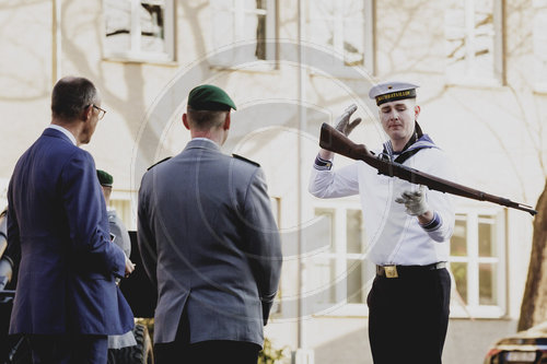 Bundeskanzler Merz verleiht Fahnenband an das Wachbataillon