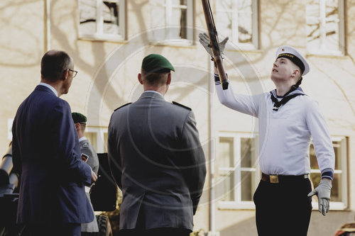 Bundeskanzler Merz verleiht Fahnenband an das Wachbataillon