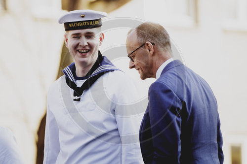 Bundeskanzler Merz verleiht Fahnenband an das Wachbataillon