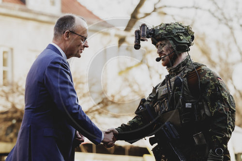 Bundeskanzler Merz verleiht Fahnenband an das Wachbataillon