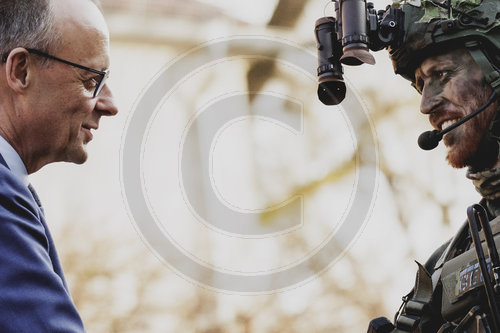 Bundeskanzler Merz verleiht Fahnenband an das Wachbataillon