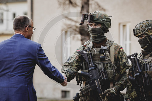 Bundeskanzler Merz verleiht Fahnenband an das Wachbataillon