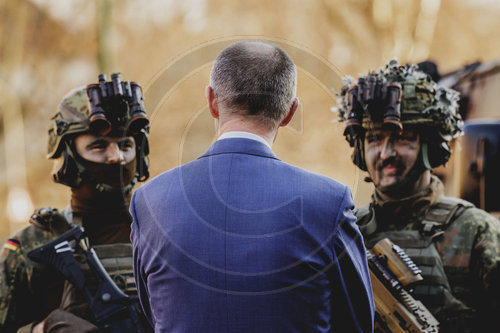 Bundeskanzler Merz verleiht Fahnenband an das Wachbataillon