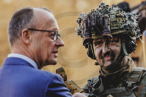 Bundeskanzler Merz verleiht Fahnenband an das Wachbataillon