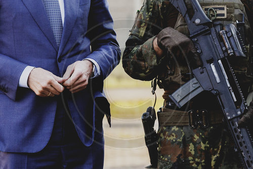 Bundeskanzler Merz verleiht Fahnenband an das Wachbataillon