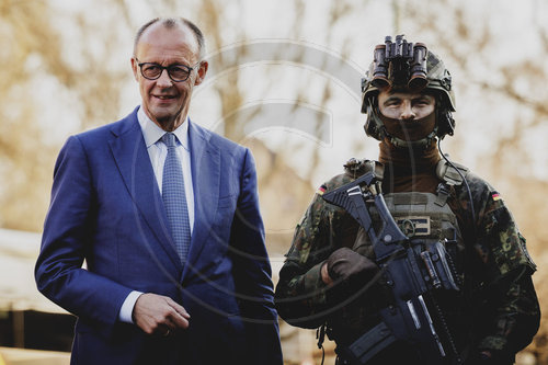 Bundeskanzler Merz verleiht Fahnenband an das Wachbataillon