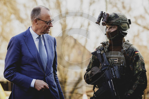 Bundeskanzler Merz verleiht Fahnenband an das Wachbataillon