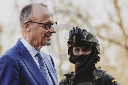 Bundeskanzler Merz verleiht Fahnenband an das Wachbataillon