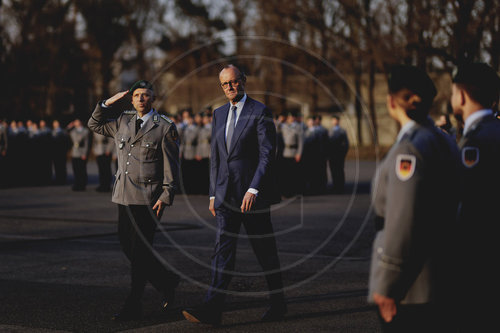Bundeskanzler Merz verleiht Fahnenband an das Wachbataillon