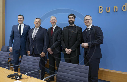(L-R) Evan Solomon Minister fu√É√†r ku√É√†nstliche Intelligenz und digitale Innovation der Regierung von Kanada , Rolf Schumann, Co-CEO von Schwarz Digits, Samuel Weinbach, Co-Founder von Aleph Alpha,Aidan Gomez, Co-Founder und CEO von Cohere, Karsten Wil