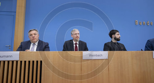 (L-R) Rolf Schumann, Co-CEO von Schwarz Digits, Samuel Weinbach, Co-Founder von Aleph Alpha und Aidan Gomez, Co-Founder und CEO von Cohere