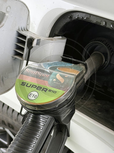 Tanken E10 an einer Tankstelle